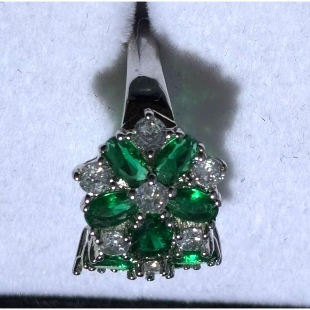 Emerald Green & White CZ Flower Cluster Ring For Women Silver Plated NEW - Picture 4 of 4